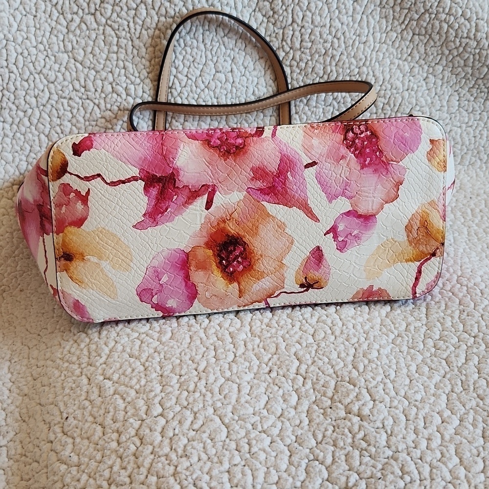 NWOT Guess Feminie Rosette Floral Shoulder Bag and Wallet Set - Picture 3 of 16